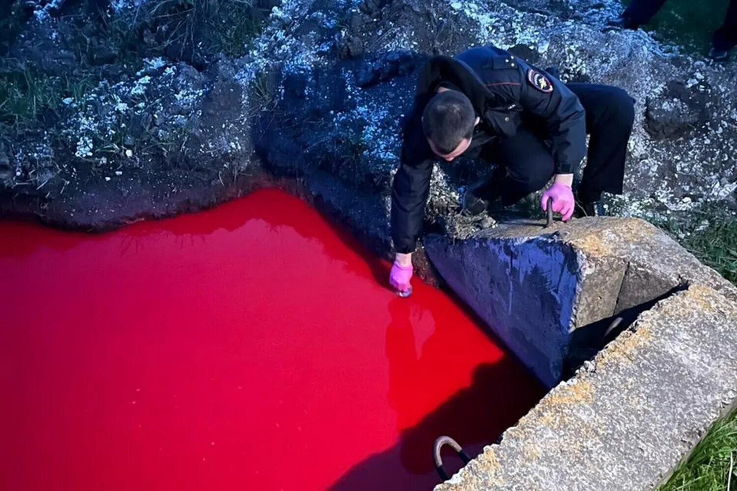 Река с красной водой. Опасная вода. Вода в белгородской области