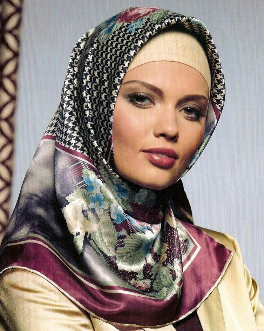 Почему женщины носили платки. Бисултанова Аиша. Красивый хиджаб. Восточный платок на голову. Восточная женщина в платке.