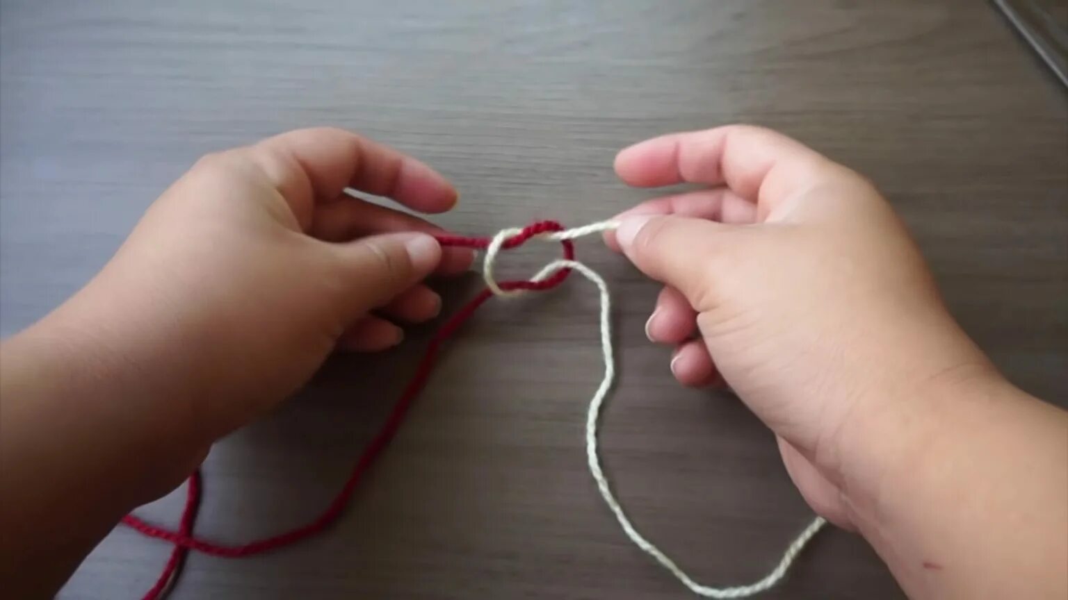 Соединить два мотка. 2 узелки на нитке. Как соединить нитки при вязании спицами. Соединить два мотка. Соединение нитей при вязании.