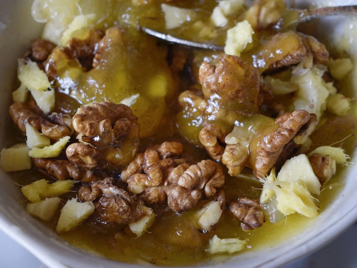 Витаминная смесь из сухофруктов с орехами медом. Грецкий орех с мёдом. Мед с орехами и лимоном. Изюм курага чернослив смесь амосова. Смесь чернослив курага грецкий орех изюм мед для сердца.