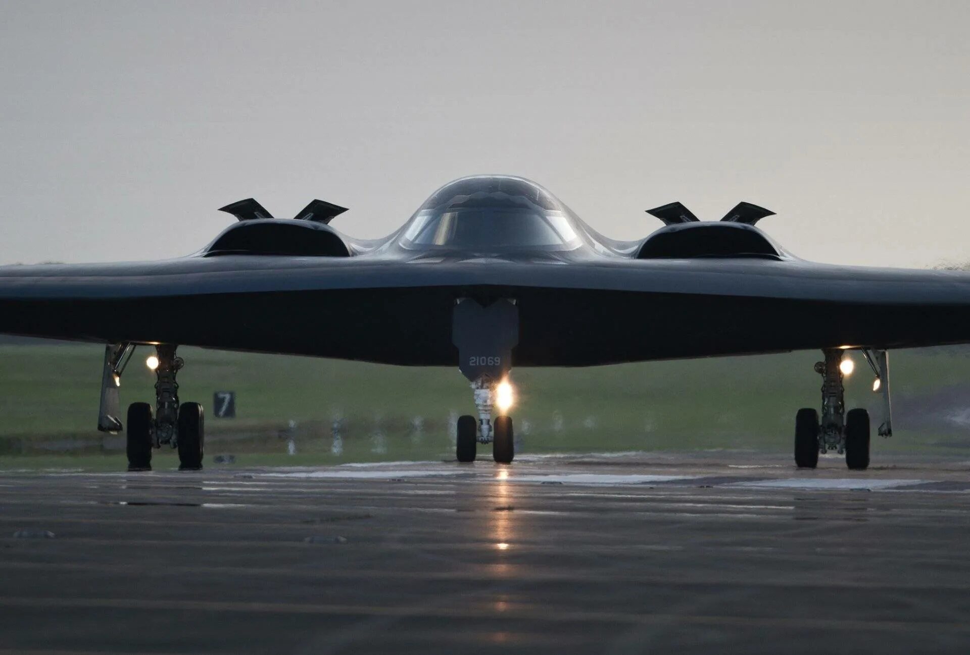 B 2 spirit характеристики. Стелс бомбардировщик б2. B-2 Spirit: стелс-бомбардировщик. Стелс самолет b2. Самолет б 2 спирит.