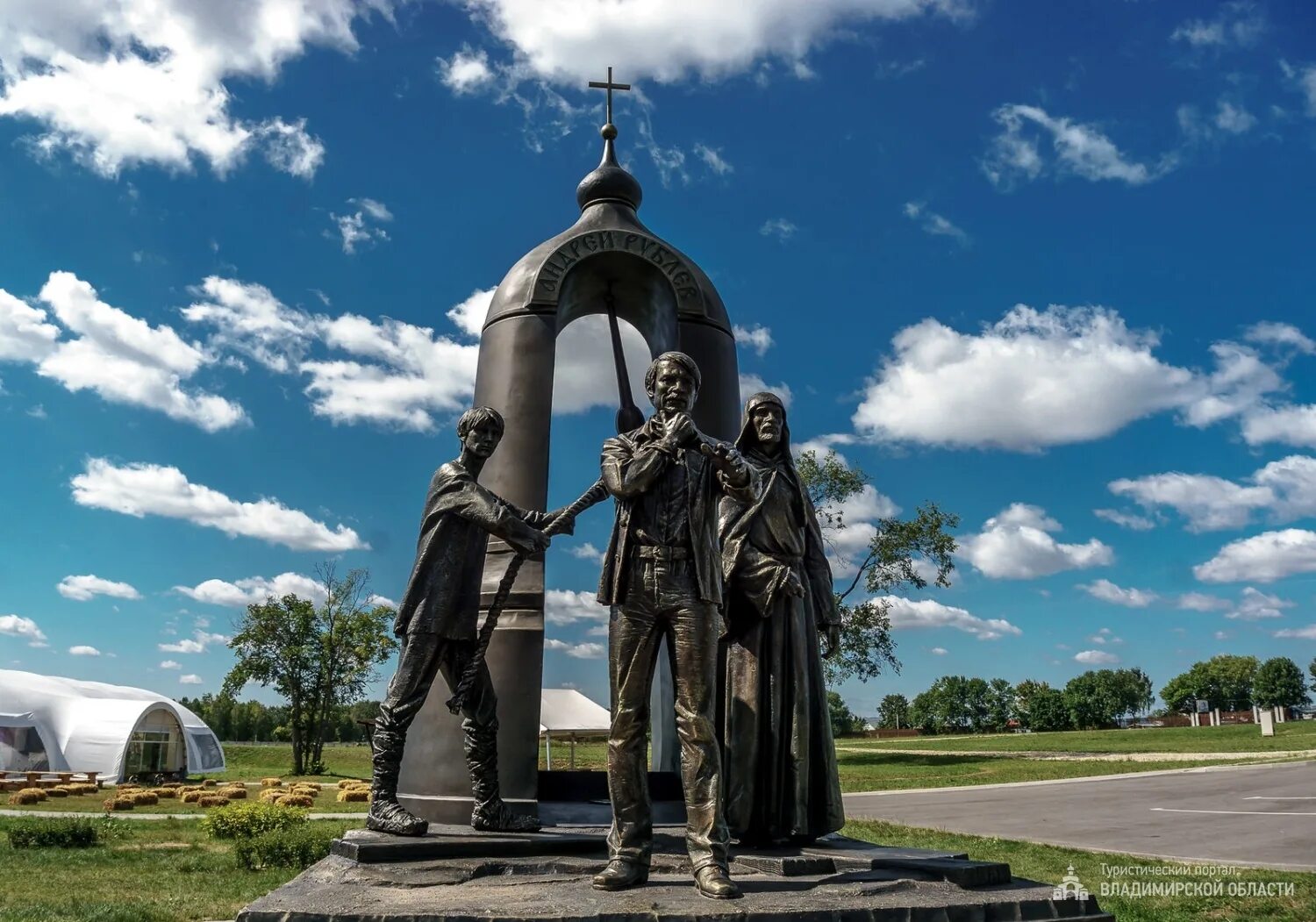 Памятник Тарковскому Суздаль. Памятник Андрею Тарковскому в Суздале. Памятник Тарковскому достопримечательности Суздаля. Памятник тарковскому