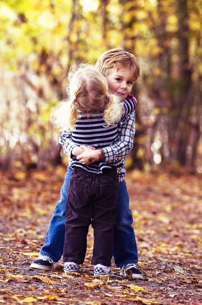 Объятия мамы. Siblings beautiful photo for fun. Brothers hug. Женщина обнимает девочку. Заботливый ребенок.