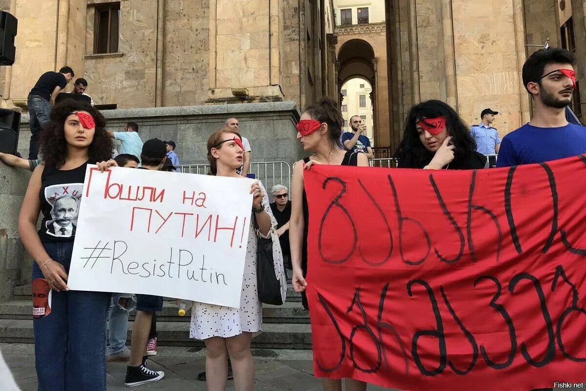 Протесты в Грузии против России. Антироссийские плакаты в Грузии. Грузия плакат. Антироссийские митинги в Грузии.