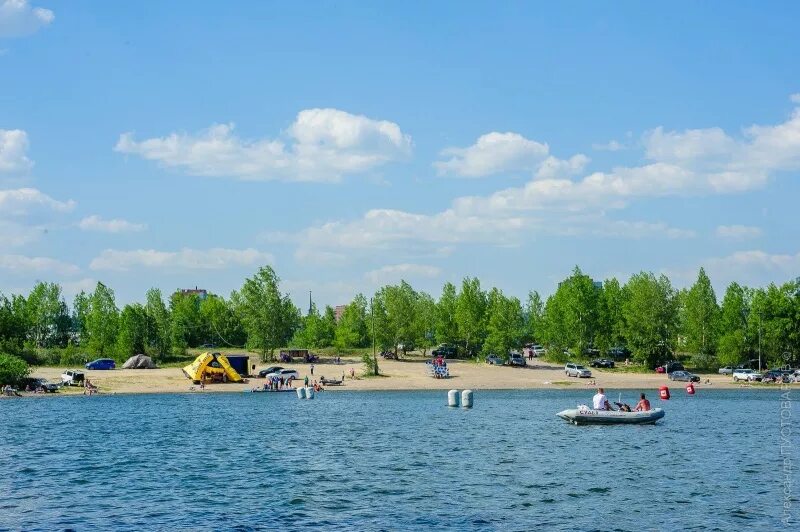 Озеро парк красноярск. Озеро парк Октябрьский Красноярск. Озеро парк Октябрьский Красноярск пляж. Красноярск остров Молокова пляж. Мировичев Бор Краснотуранск.