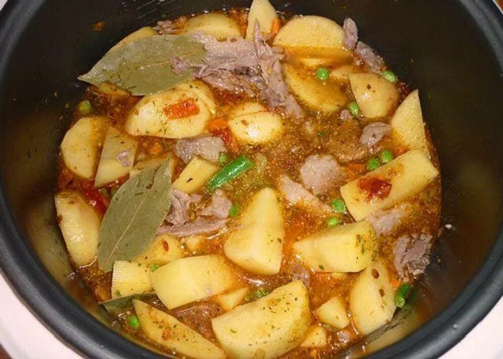 Потушить мясо в мультиварке рецепты. Картошка с мясом в мультиварке. тушеная картошка в мультиварке. курица с картошкой в мультиварке. тушёная картошка с мясом в мультиварке.