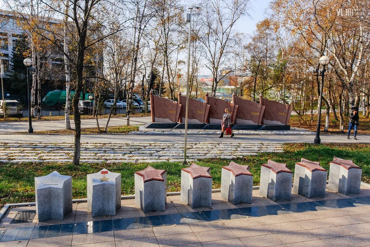 Сквер у памятника первая палатка. Памятник мемориал в Капотне. Памятники мемориалы Чуксолинское. Мемориал памятники спускаются с лестницы.