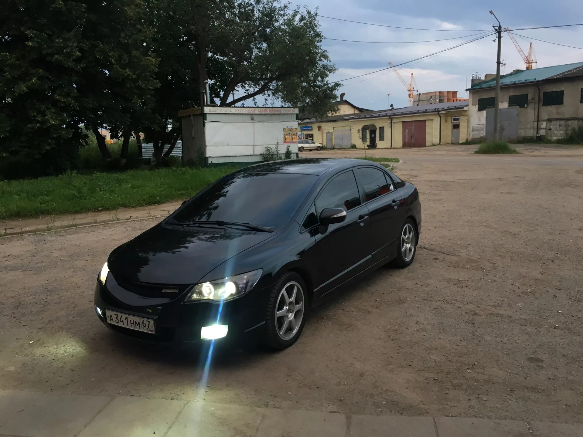 Тонировка хонда. Тонированная Хонда Цивик 4д. Honda Civic 4d тонированный. Honda Civic 4d на колпаках. Honda Civic 8 тонированный лоб.