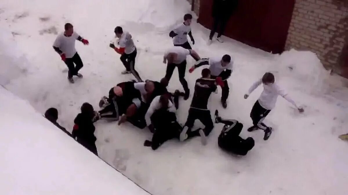 Пацаны околофутбола. Драка школьников забив. Драка оффников. Драка оффников. Драка оффников.