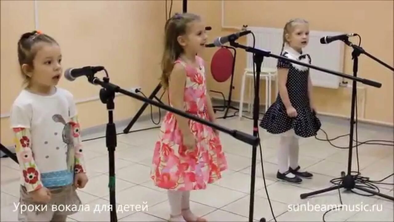 Девочка говорит по телефону. Детские вокальные коллективы. Детские танцы. Вокал дети. Костюмы для танцевальных коллективов.