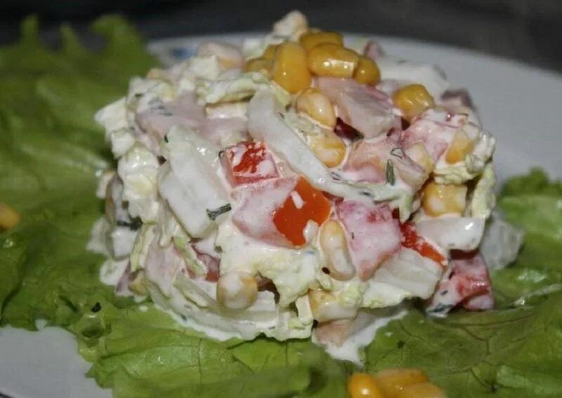 Салат с пекинской капустой и ветчиной и кукурузой. Салат с кукурузой и свежим огурцом. Салат с ветчиной и кукурузой. Салат из редьки с кукурузой. Салат из пекинской капусты с кукурузой и ветчиной и сухариками.