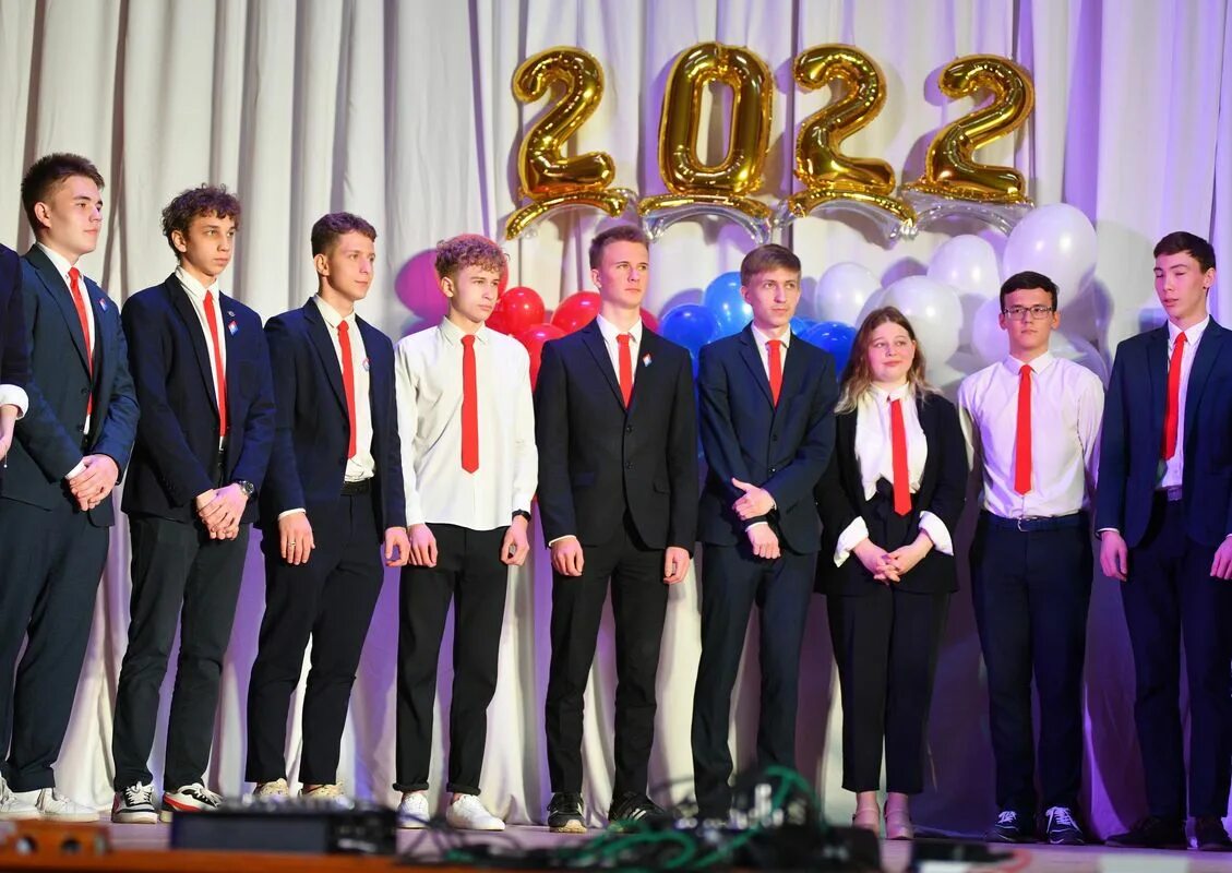 Проектная школа мгту им носова в магнитогорске. Первый звонок 11 класс. Последнее первое сентября для 11 класса. Босиком в школе. Босые школы и вузы.