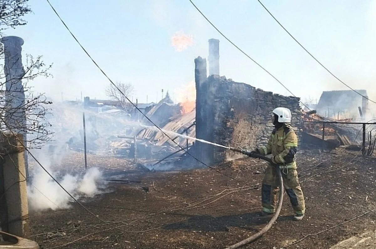 Дом горит. Пожары. Пожар в доме. Сгоревший дом. Вк сгорел