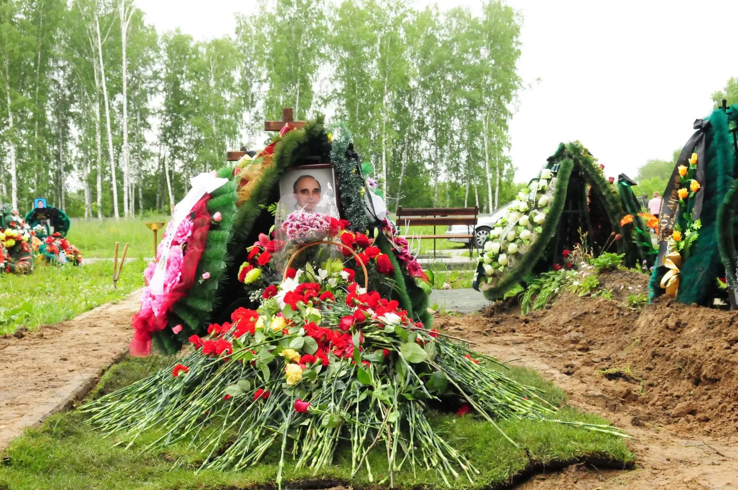 Сколько и каких цветов на похороны. Украшение могилы цветами. венки на могилу. венок на кладбище. венки на похороны на кладбище.