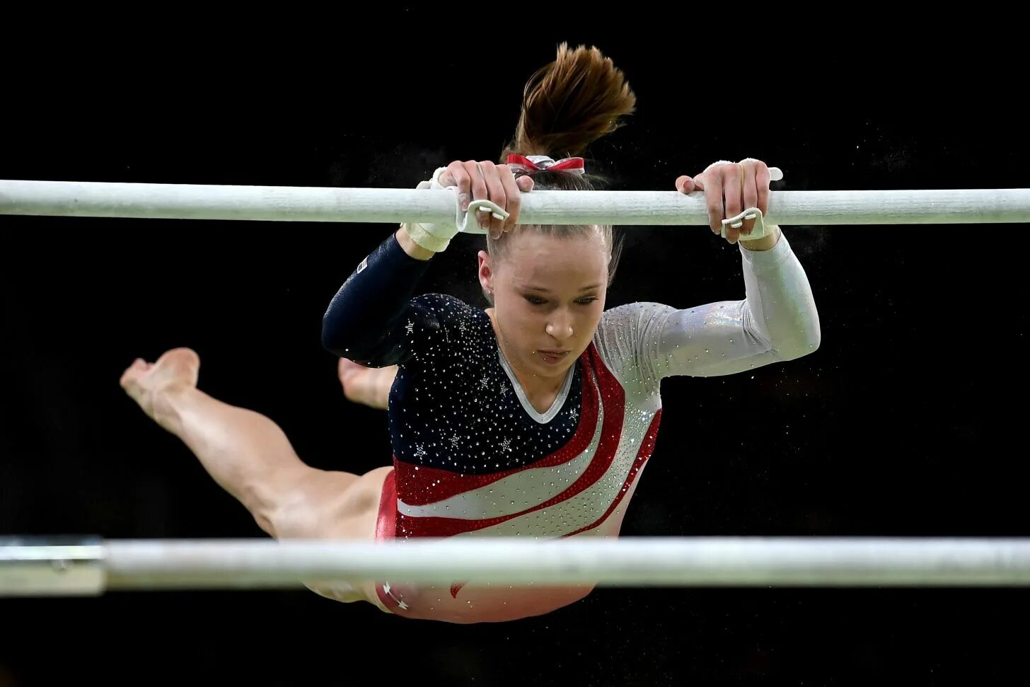 Зачем гимнаст поднимает правую руку вверх. Madison kocian. карли паттерсон бунтарка. гимнастки джордан. гимнастки эмили.