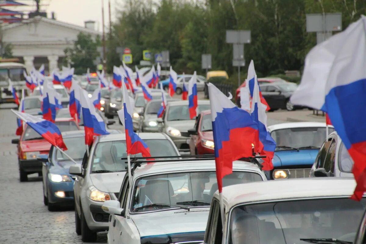 Автопробег с российскими флагами. Флаг на машине. Колона машин с флагами. Машина с российским флагом. 12 июня 2014