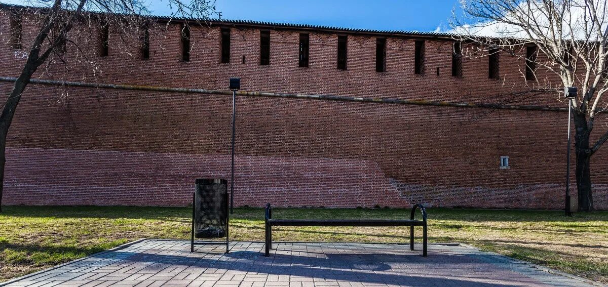 Стен нижний новгород. Стена Нижегородского Кремля. Нижегородский Кремль скамейки. Зубцы Нижегородского Кремля. Амфитеатр у кремлевской стены Нижний Новгород.