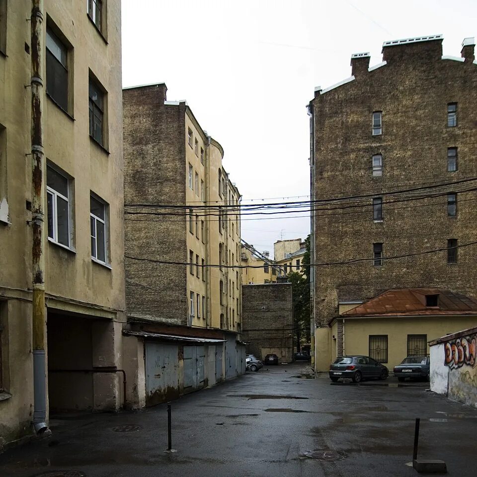Двор это место которое. Московский двор. Двор чехова 5 спб. Санкт-петербург кирпичный переулок двор. Двор это место которое.