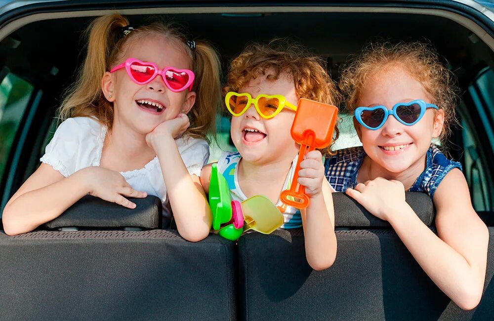 путешествие с детьми. путешествие на машине с детьми. семья с детьми в машине. защита ребенка в дорогу. дети на дороге.