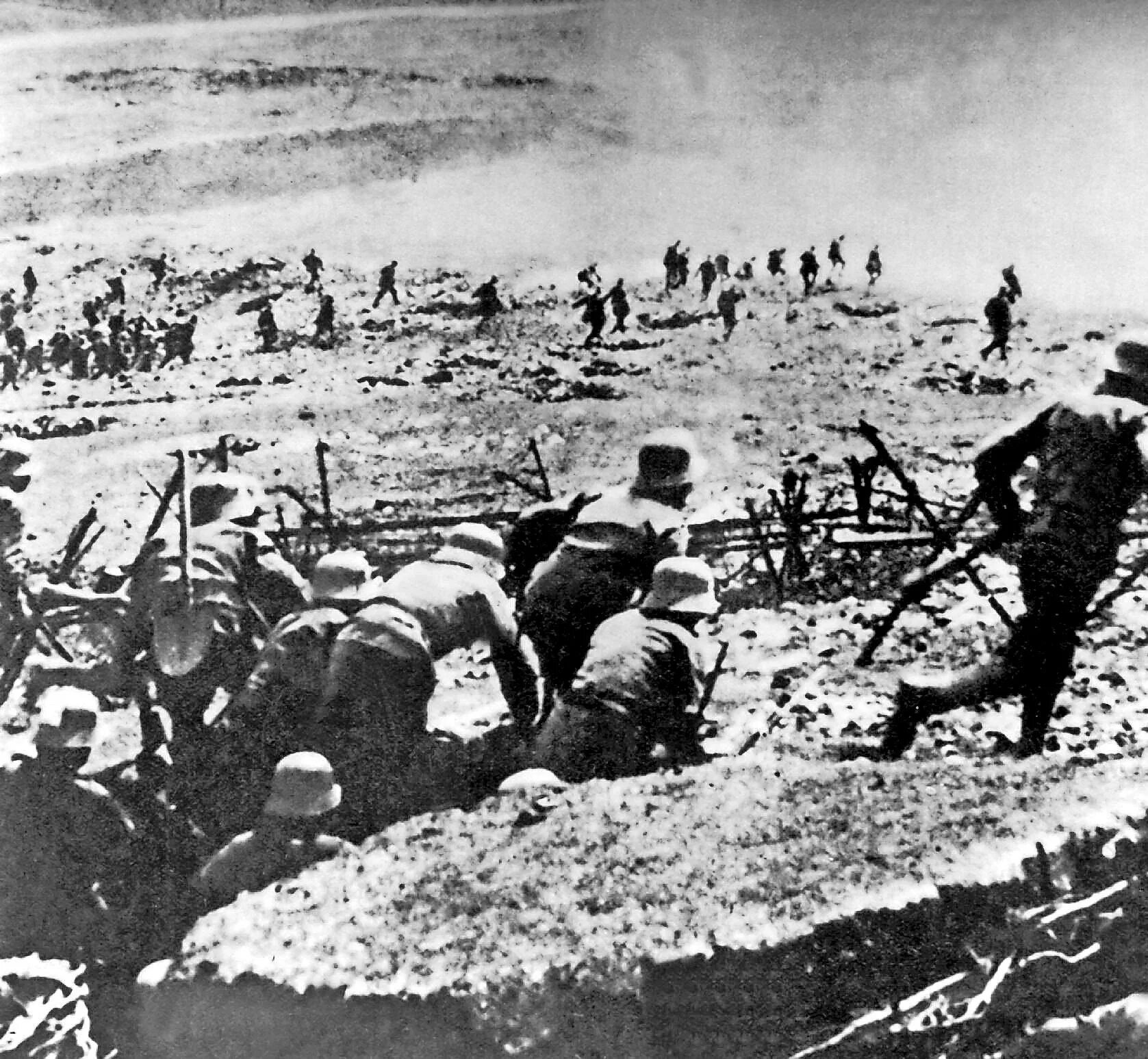 Избитая немка пльзень апрель 1945. Советские войска полностью овладели столицей германии берлином. Der weltkrieg. Противогаз первой мировой. Der weltkrieg.