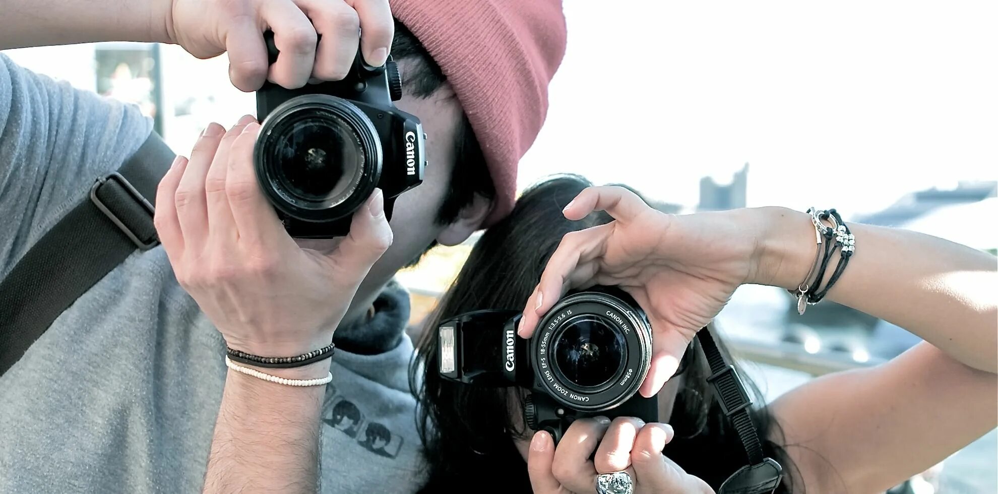 Фотоаппарат. Подросток с фотоаппаратом. Девушка фотограф. Девушка с фотоаппаратом.