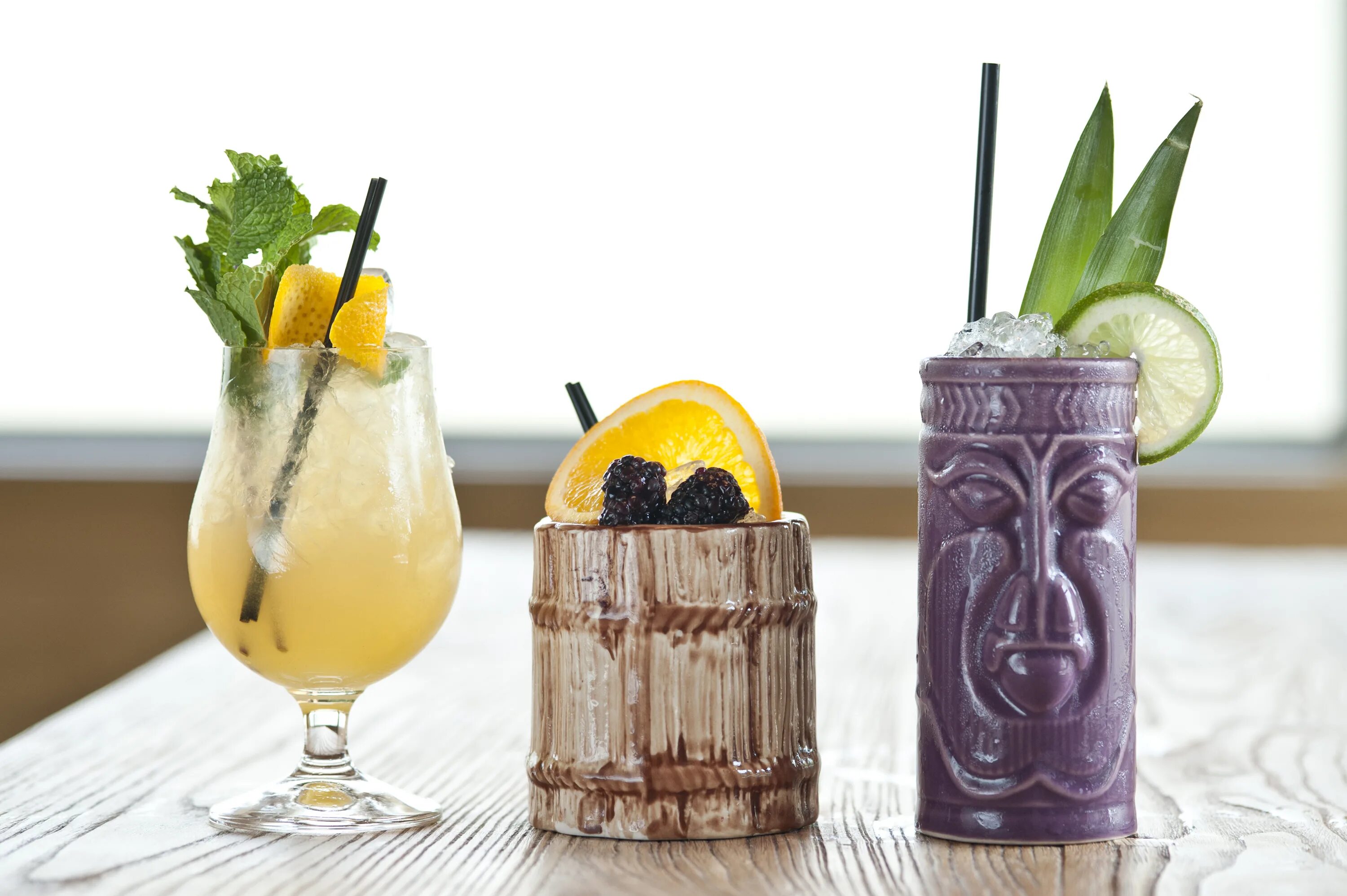 Подача холодных напитков. Tiki bar коктейль. тики-коктейль (tiki-cocktail). необычная подача коктейлей. стакан для коктейлей.