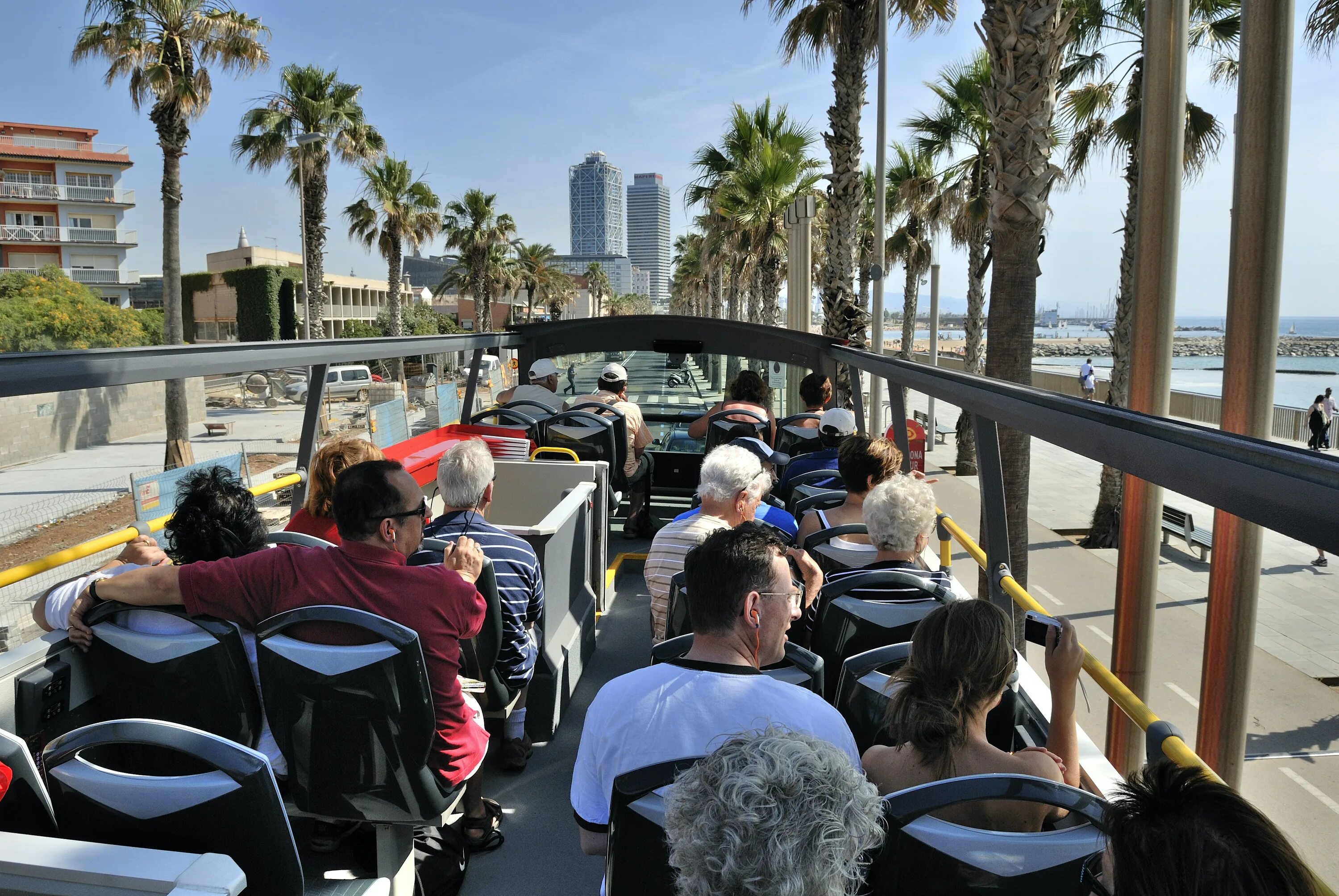 Первая поездка сити. Туристик бас Барселона. Barcelona City Tour Bus. Туристы на экскурсии. Барселона туристы.