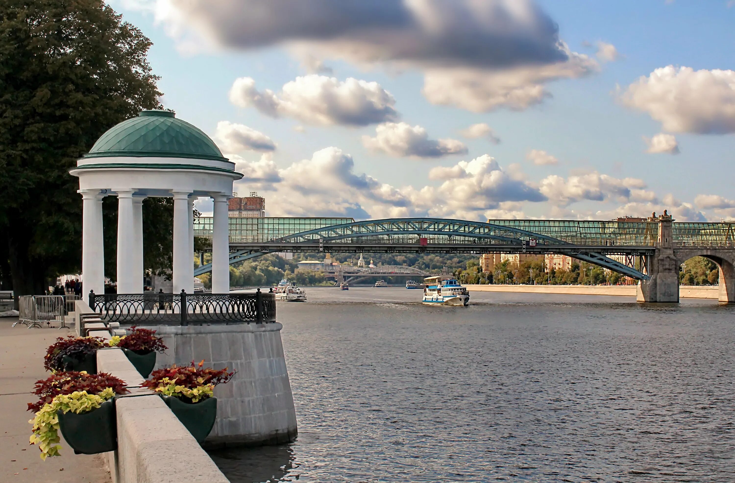 Набережная реки 39. Парк Горького Москва. Набережная Москвы реки парк Горького. Пушкинская набережная парк Горького. Ротонда парк Горького Москва.