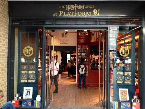 Shop 9. Магазин Гарри Поттера в Лондоне. Магазин Harry Potter в Лондоне. Магазин Гарри Поттера в Лондоне на Кинг кросс. Магазин Гарри Поттера на платформе 9 3/4.