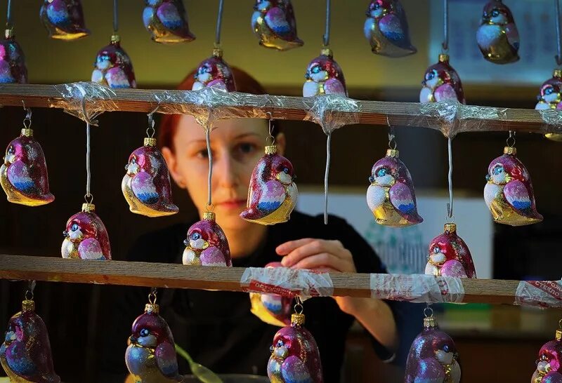 Фабрика стеклянных елочных. Ариэль фабрика елочных игрушек в нижнем новгороде. ариель фабрика стеклянных елочных украшений. немецкая фабрика елочных игрушек лауша. ёлочные игрушки стеклянные фабрика.