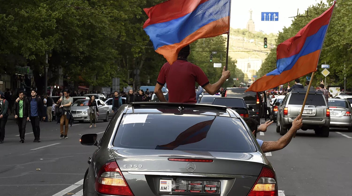 Армения принимает мир. Флаг Армении. Тачки с армянским флагом. Армяне флаг. Флаг Армении на машине.