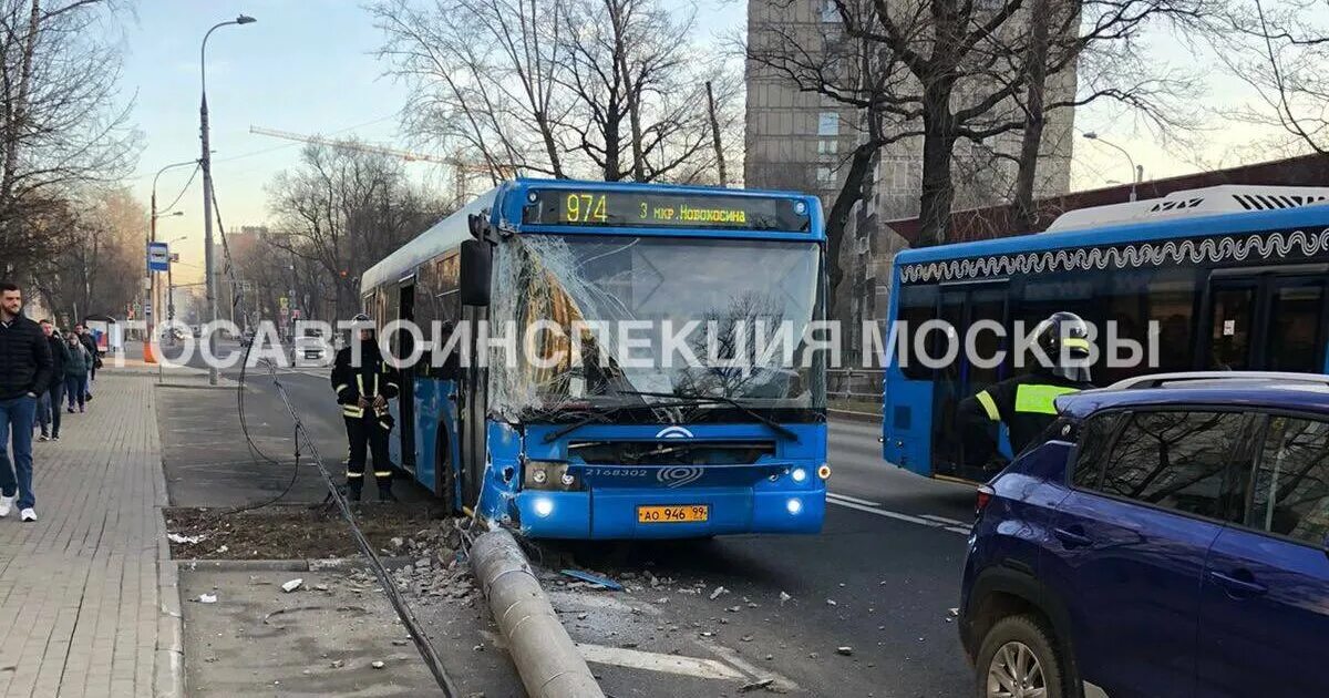 Новости 06.03 2024 года. Автобус врезался в столб в Москве. Автобус Москва. Автобус въехал в мачту освещения.