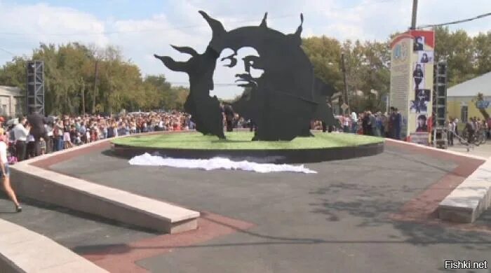 Караганда цой. Памятник цою в караганде. караганда виктор цой. памятник цою в виде солнца.