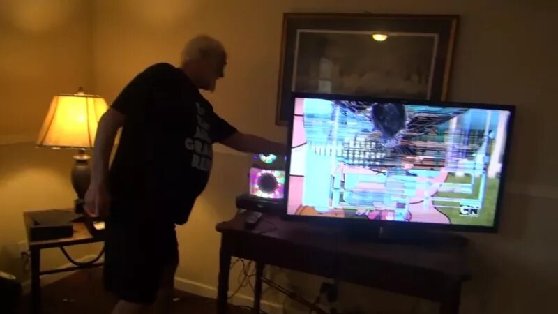 Дед разбил телевизор. Злой дед разбил телевизор. Дед сломал телевизор. Angry grandpa разбил телевизор. Озон сломал телевизор.