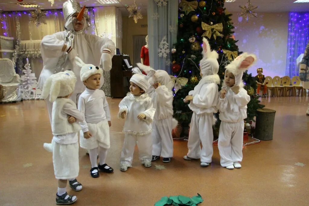 выход снеговика на новогоднем утреннике. снеговик на утреннике в детском саду костюмы. метелка снеговика в садик. выход снеговика на новогоднем утреннике. танец снеговиков в детском саду.