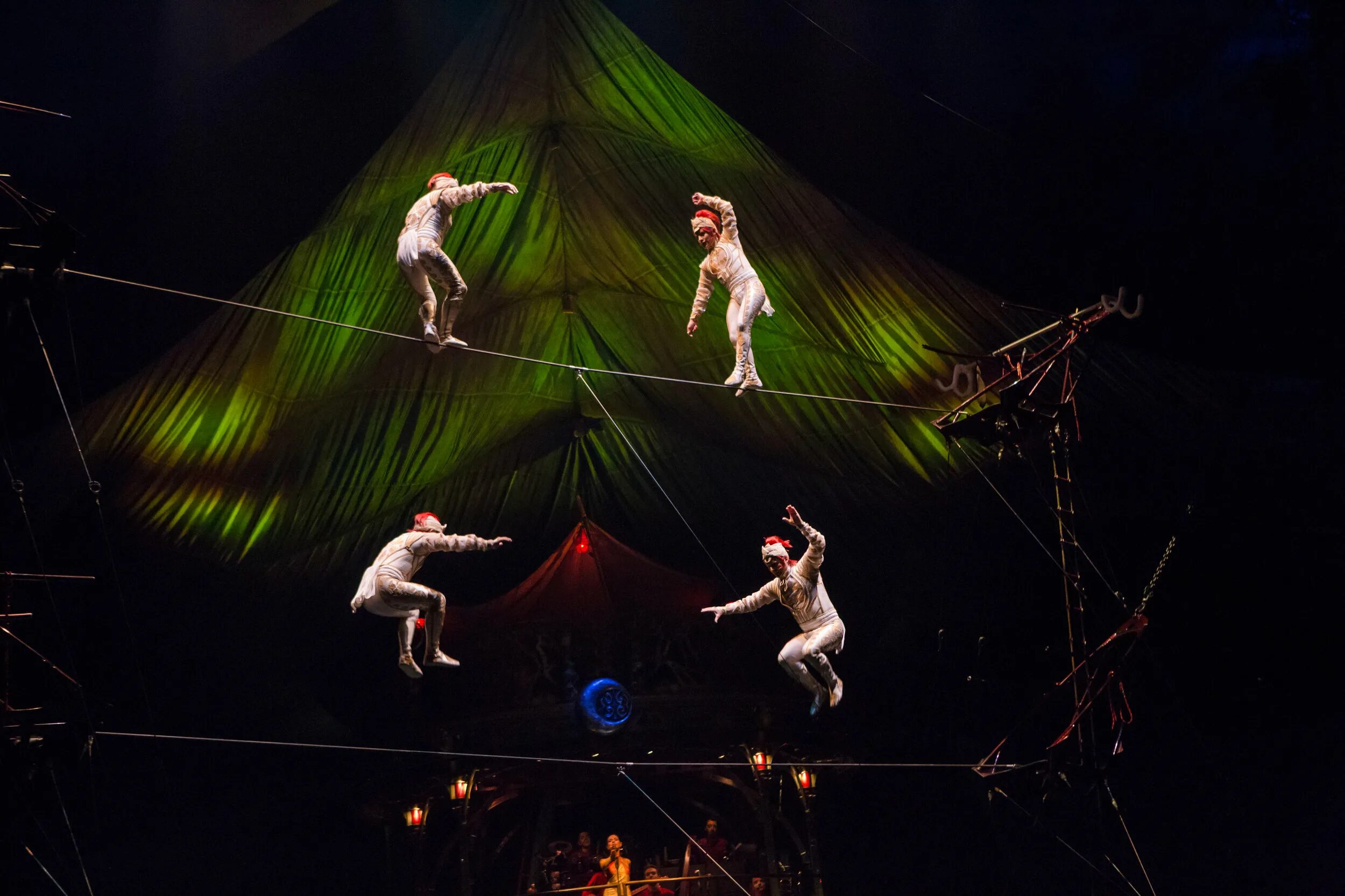 Включи новый цифровой цирк. Артисты дю солей. Цирковое шоу Cirque du Soleil. Цирк дю солей НГ 2014г.