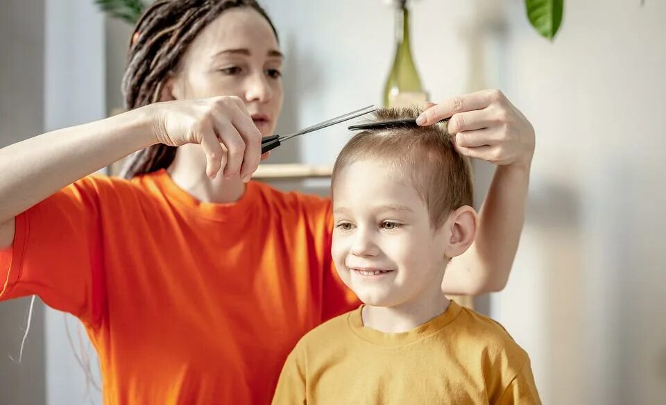 Можно маме стричь. Мама стригла. Стрижка для мамы. Подстричь маме волосы красиво. Игра подстриги маму.
