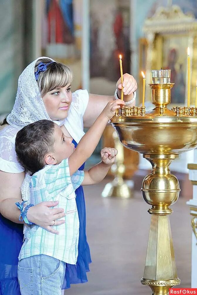 Дети в церкви. Дети молятся в церкви. Фотосъемка детей в храме. Дети в православном храме. Кухня дети церковь