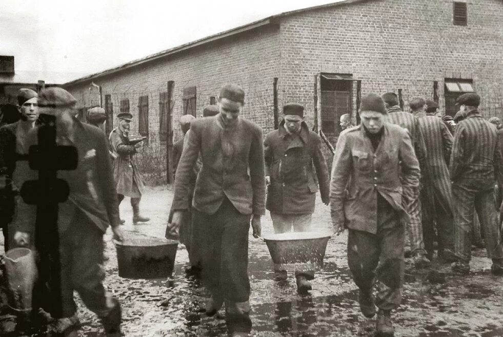 После освобождения из плена. Зандбостель концлагерь. Лагерь военнопленных 1945. Шталаг Зандбостель. Пленные концлагерей Бухенвальда.