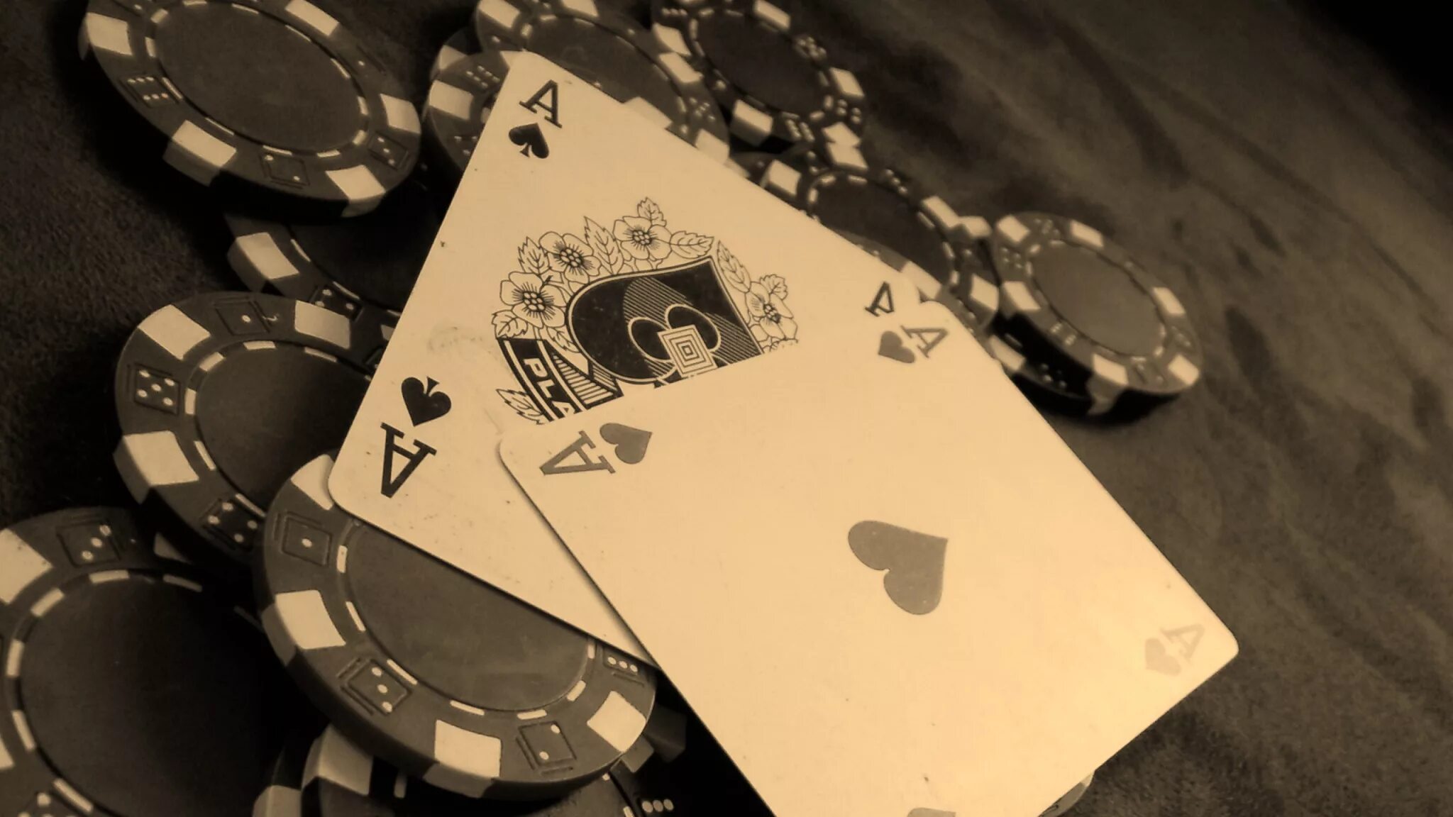 Карты на стол. Покер. Покер обои. Покер Эстетика. Покерные карты на столе.