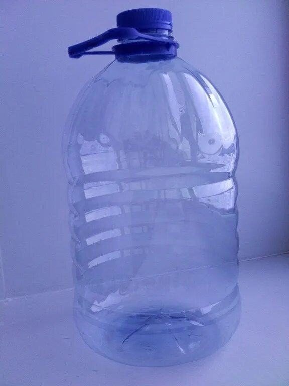 Пластиковые бутылки для воды 5 литров. Литровая пластиковая бутылка. Пятилитровые пластиковые бутылки. Бутыль 5 литров пластиковая. Бутылки для воды литровые пластиковые.
