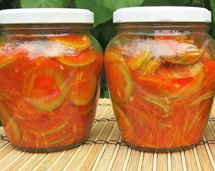 Кабачки на зиму вкусные стерилизации рецепты. Кабачки в томатном соусе. Кабачки в таматномсоку. Кабачки в томатном соке.