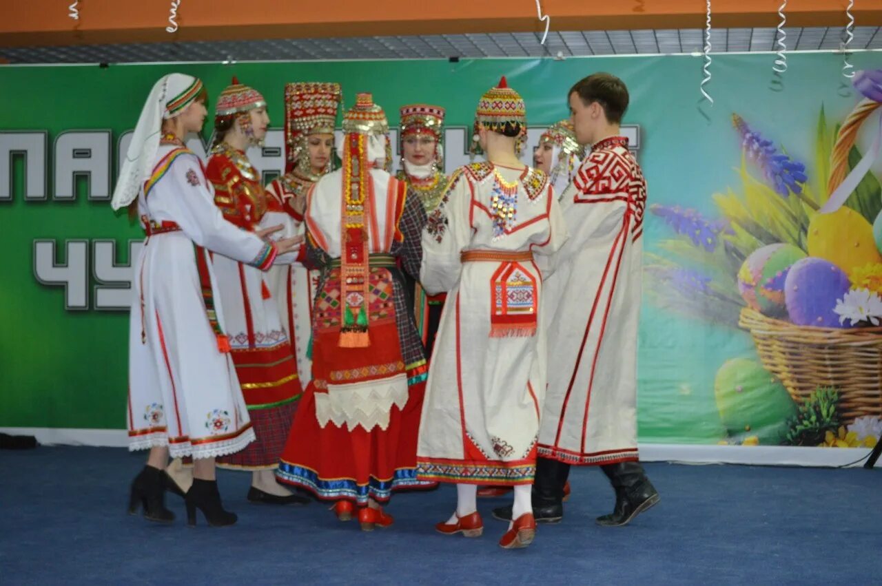 День республики чувашия выходной или нет. Чувашский наряд. Чувашская Республика Национальная одежда. Чувашский праздничный костюм. Чувашское платье.