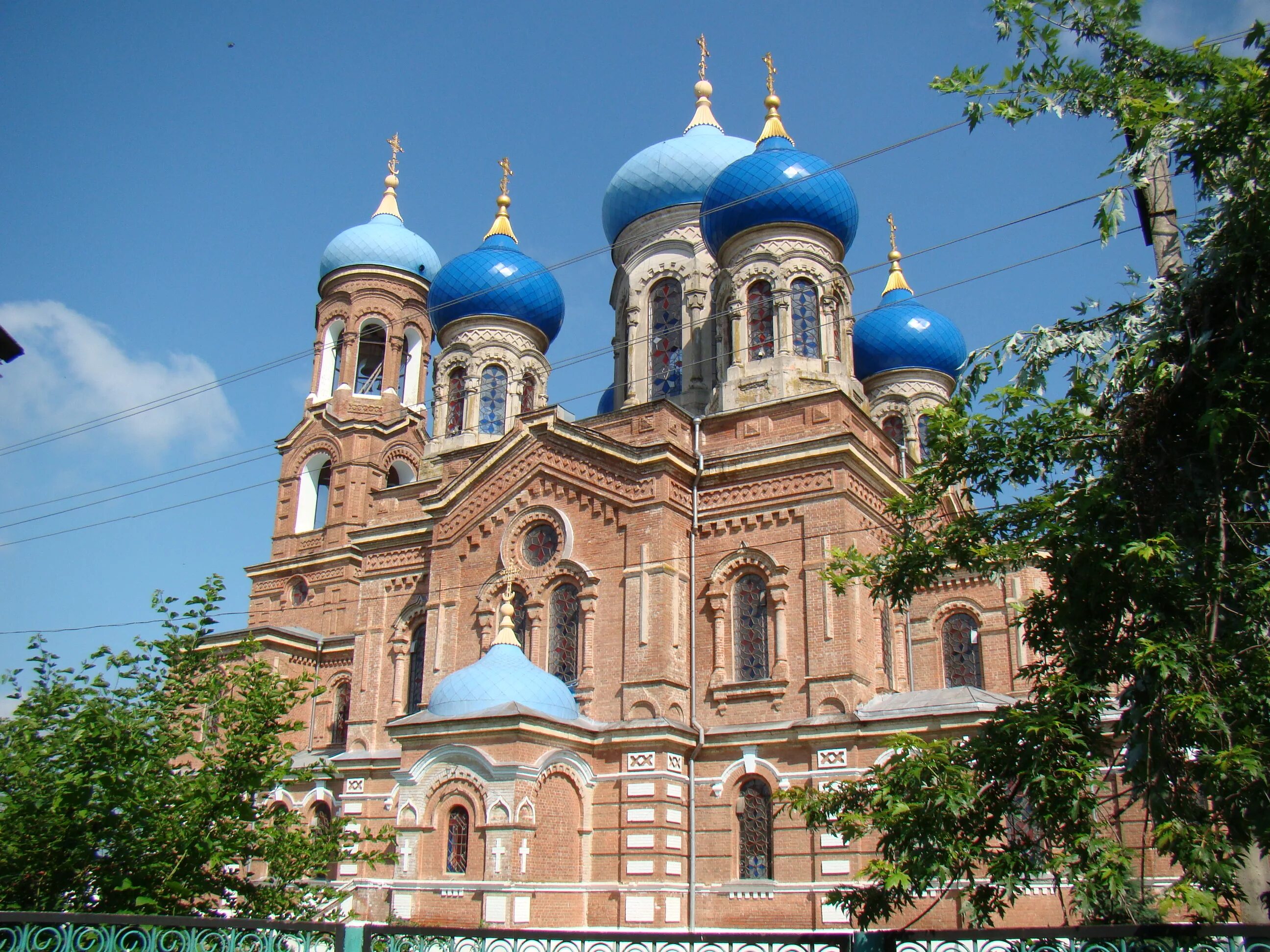 Новолеушковская станица краснодарский край. Усть-Лабинск храм Рождества Пресвятой Богородицы. Храм Рождества Пресвятой Богородицы Воронежская. Церковь Рождества Богородицы в Воронежской станице. Храм станица Воронежская Усть-Лабинск.