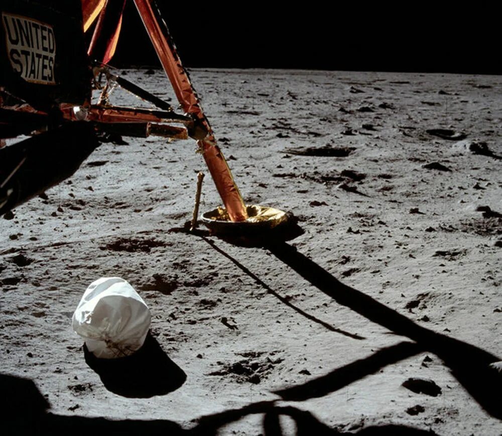 Аполлон 11 высадка на луну. Аполлон-11 фото. На поверхность луны первый человек