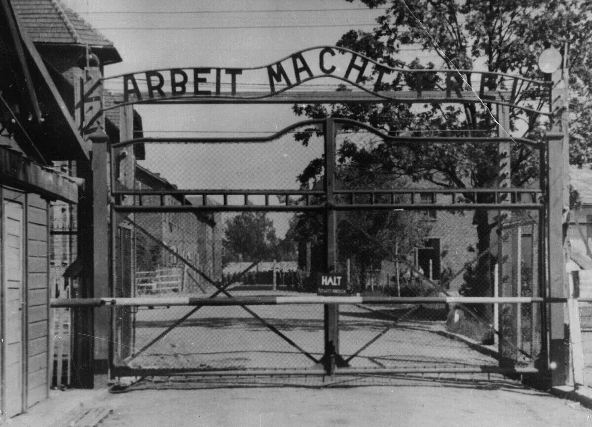 Ворота концлагеря Аушвиц надпись. Ворота концлагеря Аушвиц (Arbeit macht frei). Арбайт Махт Фрай Освенцим. Дахау концентрационный лагерь ворота.