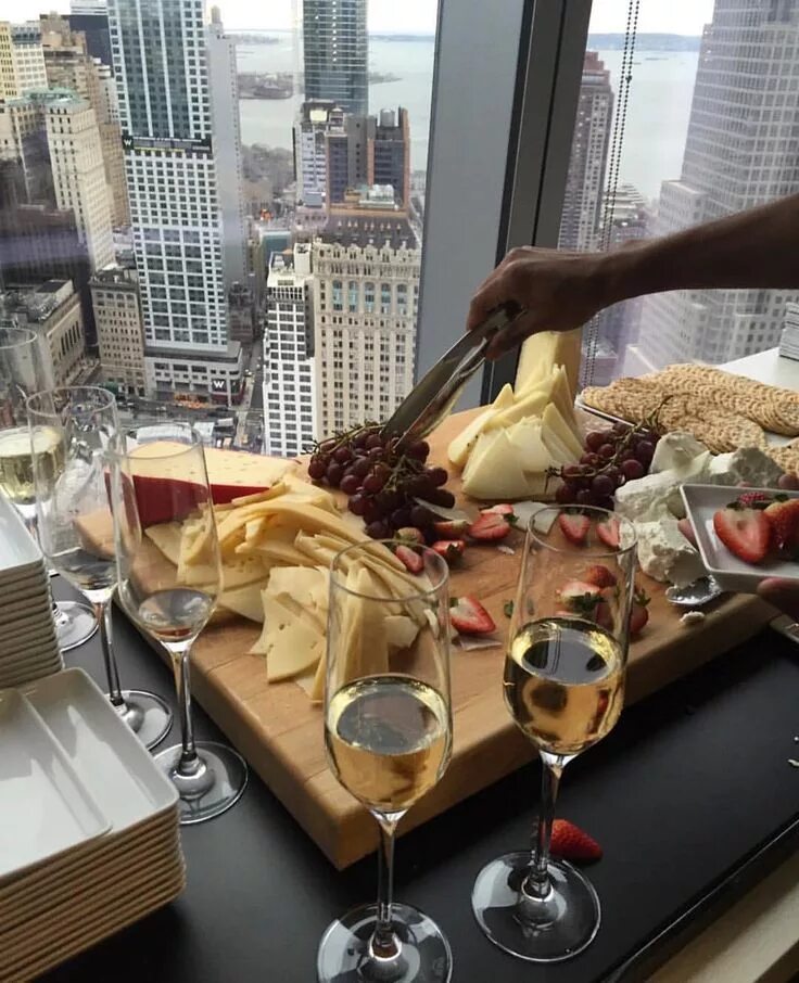 Романтический завтрак с шампанским. Столик у моря. Еда роскошь. Еда богатых людей. Еда роскошь.