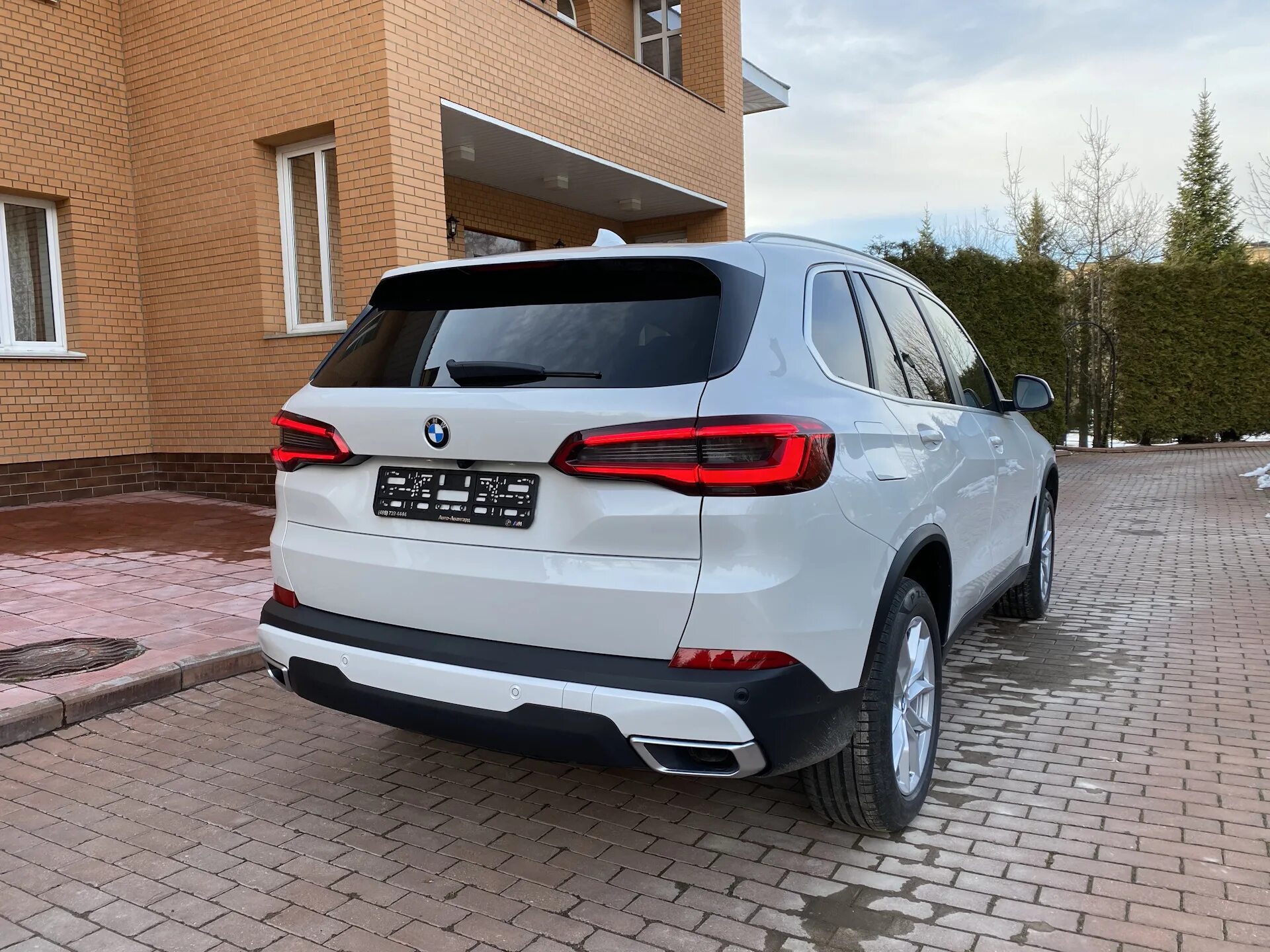 У 5х б. BMW x5 белая 2021. БМВ х5 2021. БМВ х5 новая зад.