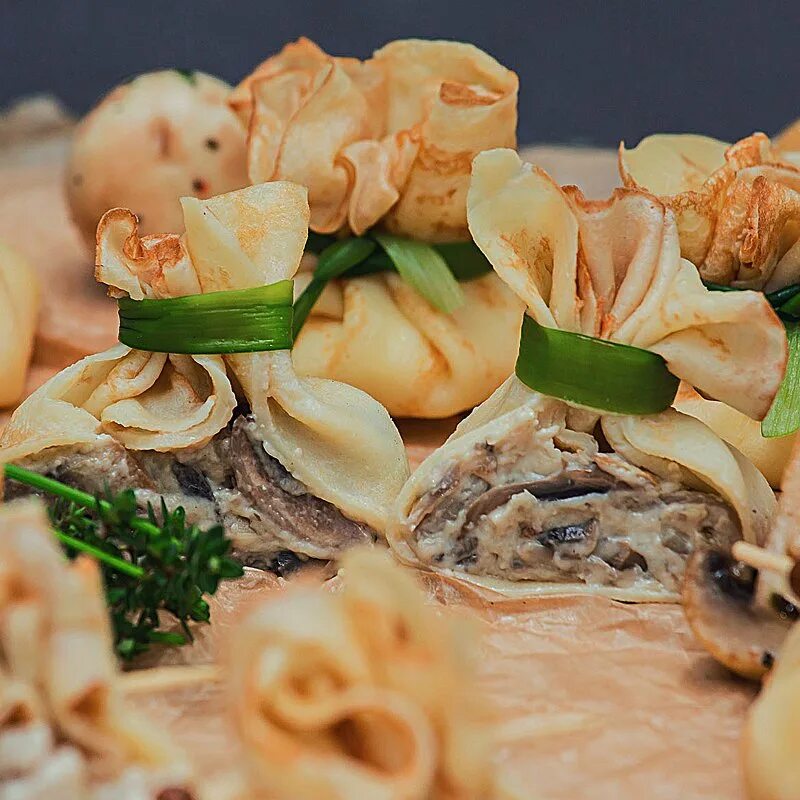 блинные мешочки с курицей. мешочки из блинов с начинкой. мешочки из блинчиков. жульен в блинных мешочках. блины с грибным жульеном.