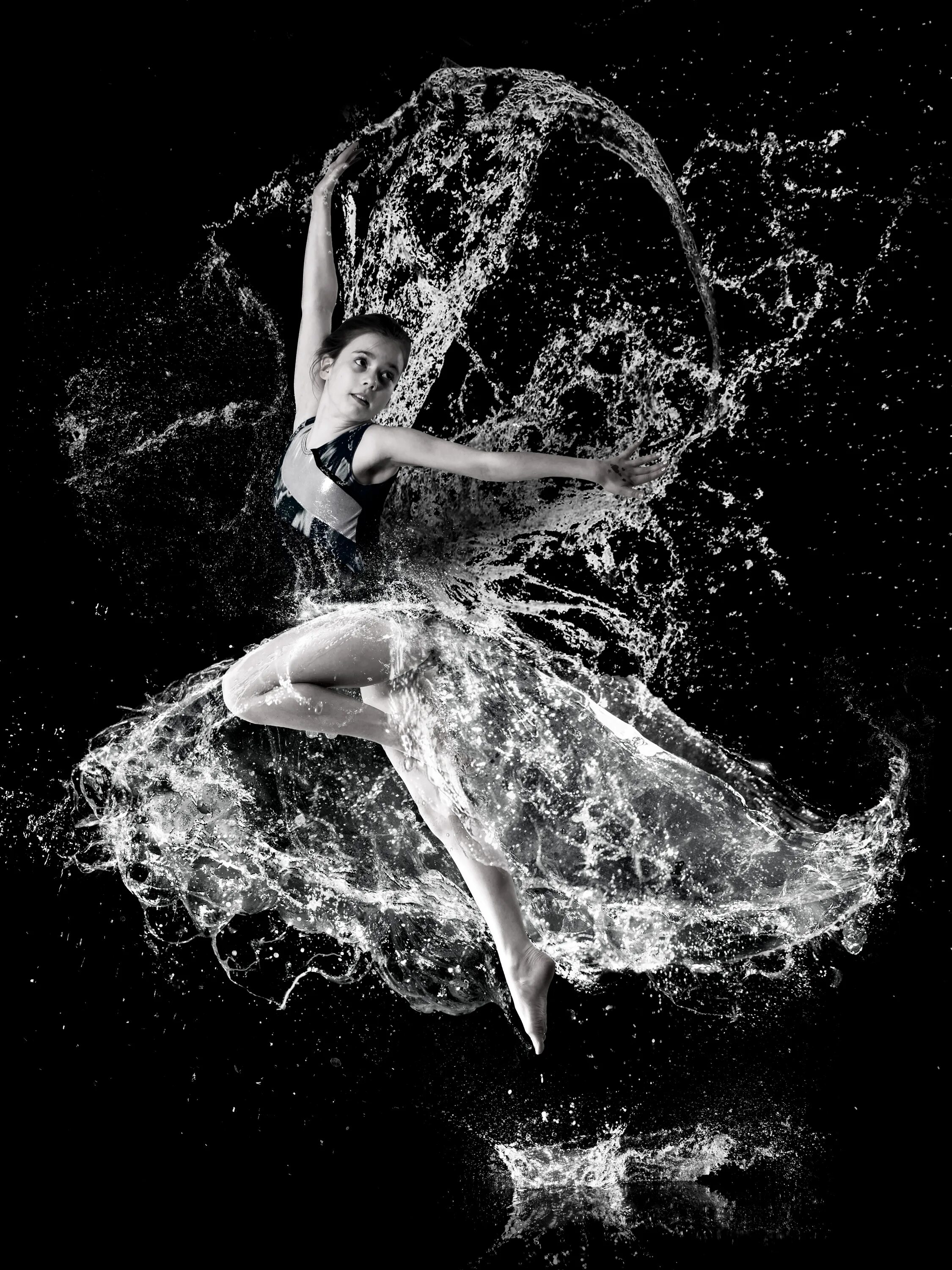Стек и девушка. Девушка в брызгах воды. Танцующая девушка. Фотосессия с брызгами воды. Танцующая девушка в воде.